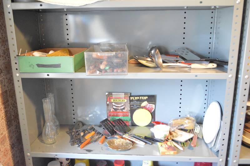 lot 1332 image: All on 2 shelves - assorted kitchen utensils