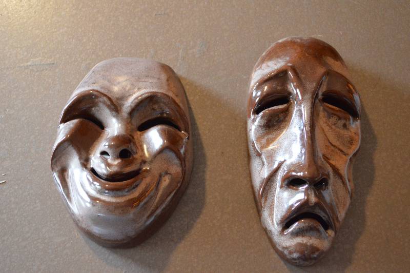 lot 1338 image: Frankoma mask wall decor (118C, 118T)