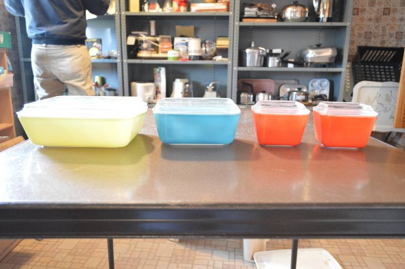 lot 1341 image: 4 Pyrex refrigerator dishes with lids