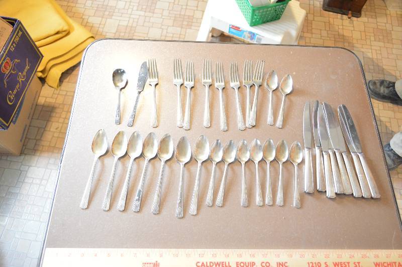 lot 1343 image: Monarch silver-plate flatware (approx 34 pcs)