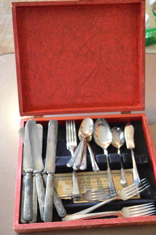 lot 1349 image: Oneida community duro plate flatware in case (approx 20 pcs)