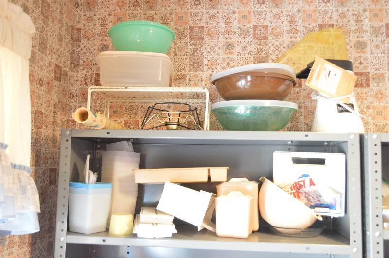 lot 1354 image: Catch-All lot Misc kitchenware on two shelves