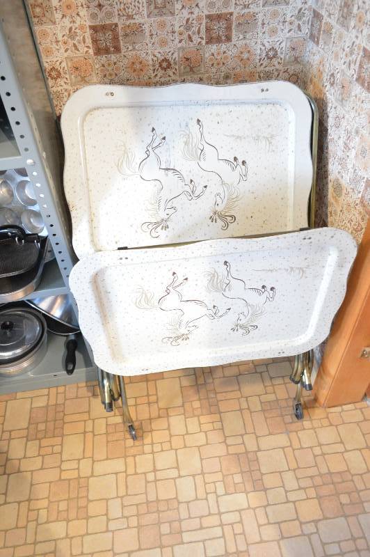 lot 1480 image: Vintage TV trays with stand (4)