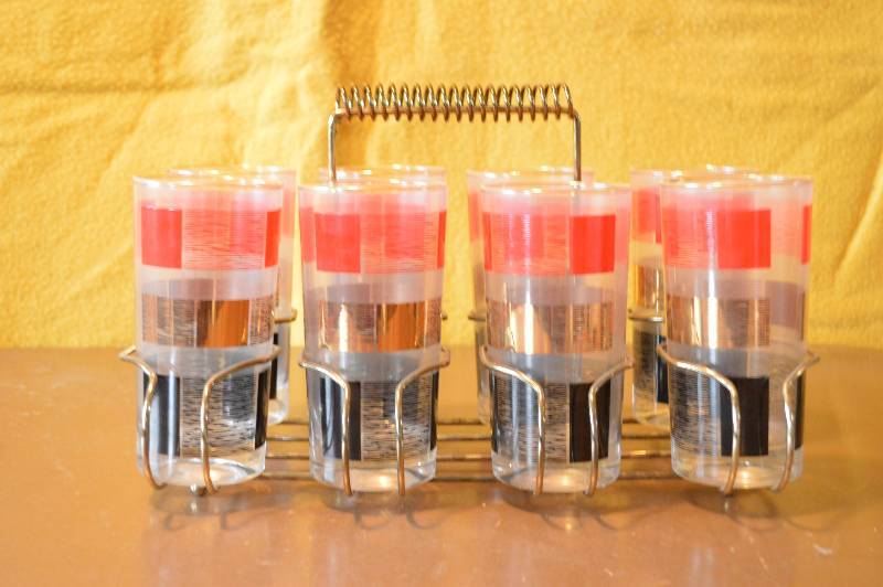lot 1486 image: Set of 8 glasses - vintage - in holder
