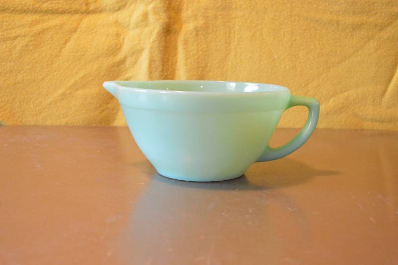 lot 1495 image: Fire King Jadeite bowl