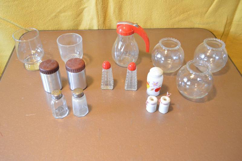lot 1498 image: Assorted lot - salt & pepper shaker & glassware