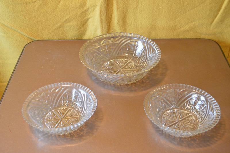 lot 1499 image: 3 pcs glassware - serving dishes