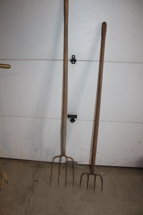 lot 1376 image: 2 Pitchforks
