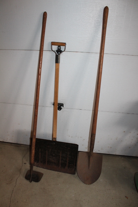 lot 1380 image: 3 Garden Tools - Round Shovel, Snow Shovel and Hoe