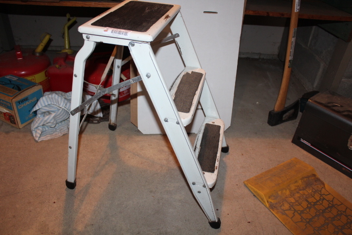 lot 1439 image: Folding Metal Step Stool