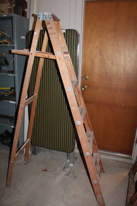 lot 1446 image: Wooden 6 Step Ladder