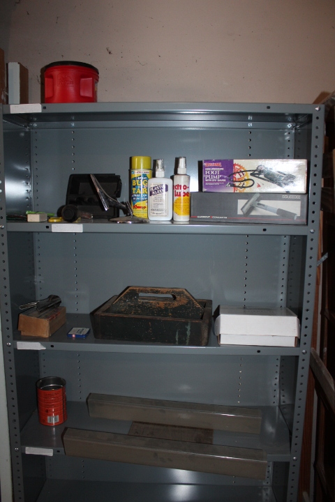 lot 1453 image: Contents of Shelf - Wood Tray, Air Pump and Car Care
