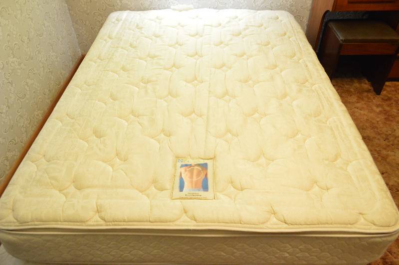 lot 1510 image: Queen size Double pillowtop mattress set ( mattress & box spring) Posture-pedic
