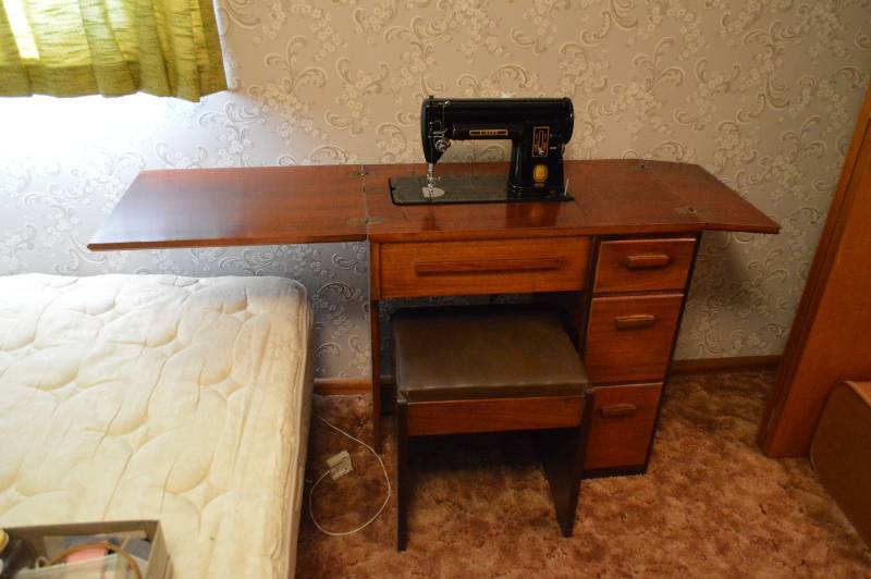lot 1511 image: Singer Sewing Machine in Cabinet with Bench
