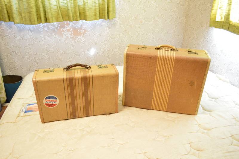 lot 1513 image: Vintage Luggage 2 pcs