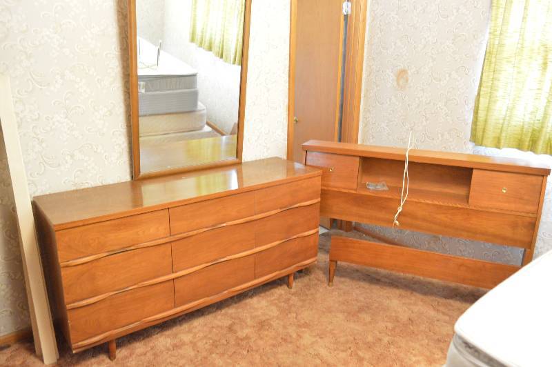 lot 1518 image: Harmony House 2 pc bedroom set - Full Size (wood slatsmetal rails incl., no mattress) Dresser & Headboard