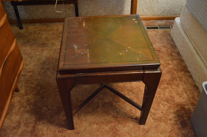lot 1520 image: BedsideCorner table