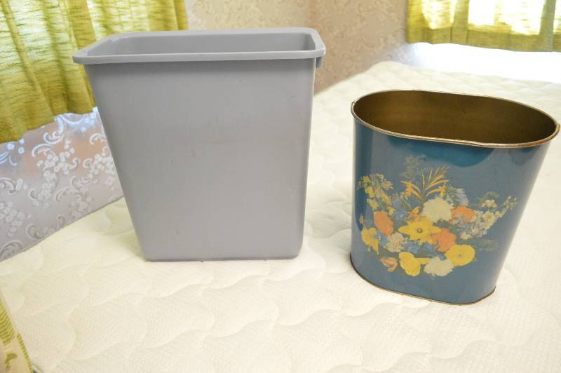 lot 1522 image: 2 trash bins
