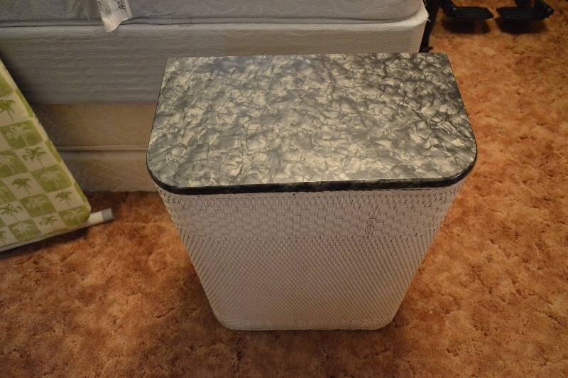 lot 1523 image: Vintage Hamper, sturdy top, cool