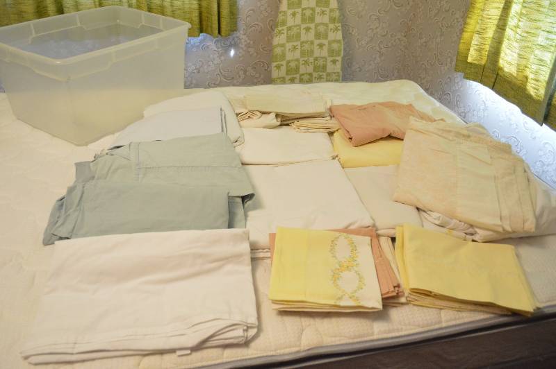 lot 1526 image: Lot of misc. sheets & pillowcases (storage tub included)