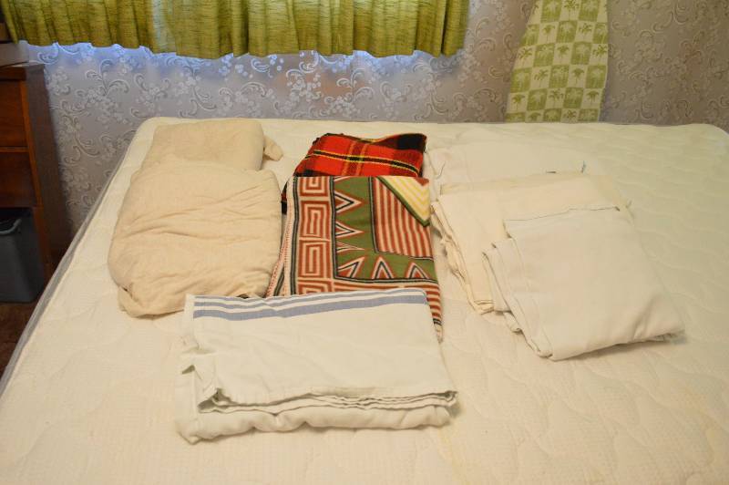 lot 1539 image: Lot of blankets, sheets, linens