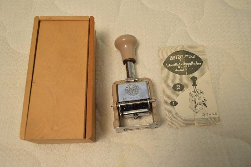 lot 1542 image: Vintage Automatic Numbering Machine in Wooden Box