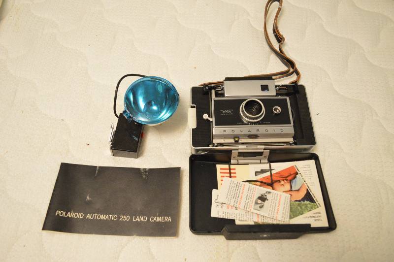 lot 1558 image: Vintage Polaroid Automatic Camera with attachable Flash - Untested - cool