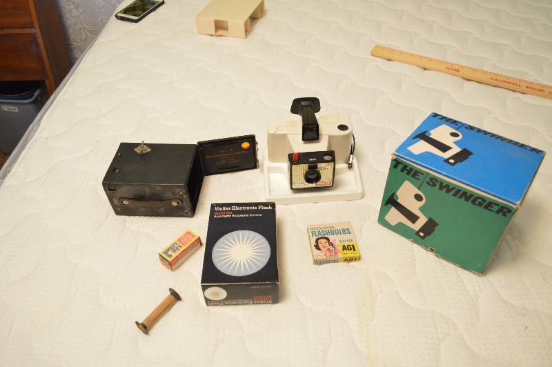 lot 1559 image: Polaroid Land Camera The Swinger, Old Camera, Vivitar Automatic Flash, Flash Bulbs - Cool collectors items