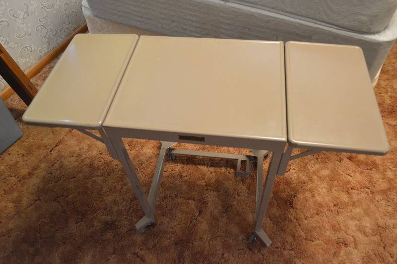 lot 1560 image: Typing Stand - Collapsible sides rolling cart