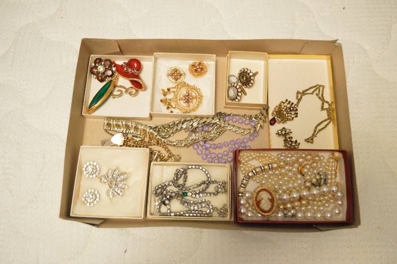 lot 1563 image: Misc Costume Jewelry