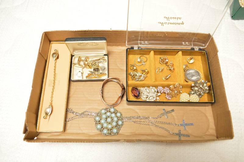 lot 1564 image: Misc Costume Jewelry