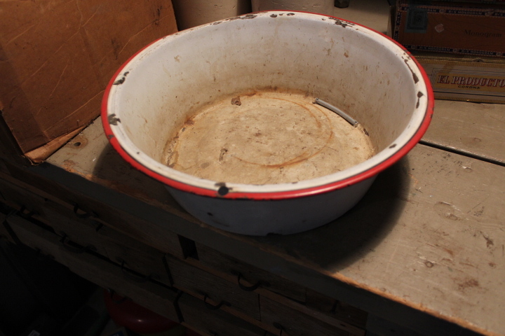 lot 1472 image: Enamel Pan