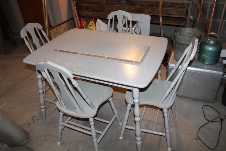 lot 1600 image: 5 Piece Dinette - 42x29.5 table with 10 leaf and 4 chairs