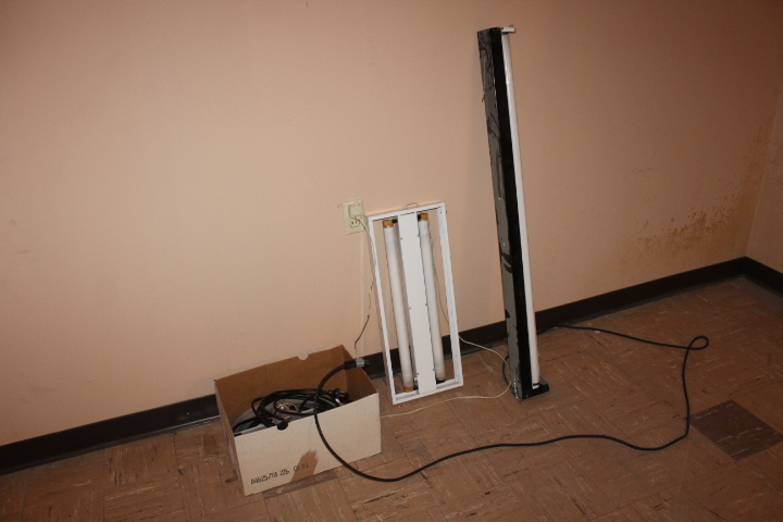lot 1742 image: 2 Fluorescent Lights and Box with Extension Cord and Multi-plugs