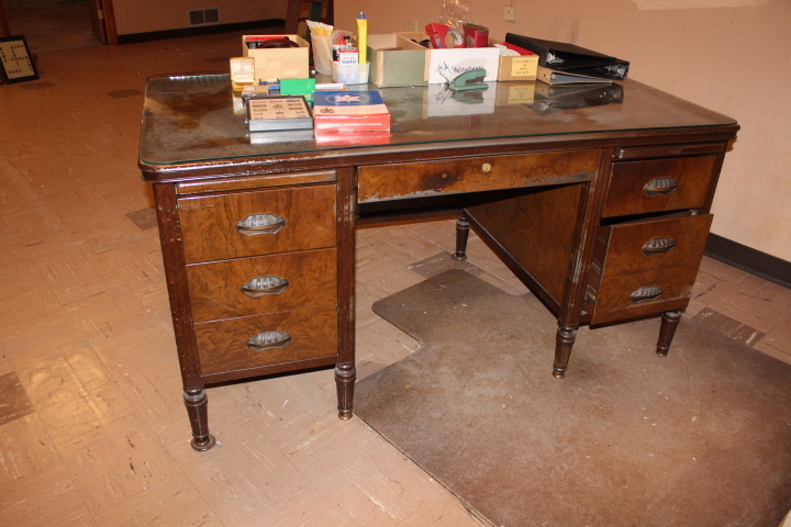 lot 1747 image: Metal Desk - In Basement