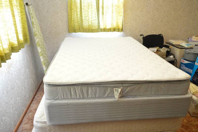 lot 1567 image: Full Size Mattress Set (Mattress & Box Spring) 2016