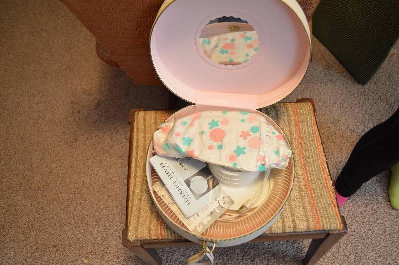lot 1569 image: Vintage Hair Dryer in Case - Cool Lady Sunbeam