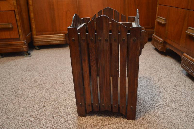 lot 1570 image: Wood trash bin (small)