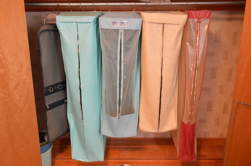 lot 1571 image: 5 Garment Bags