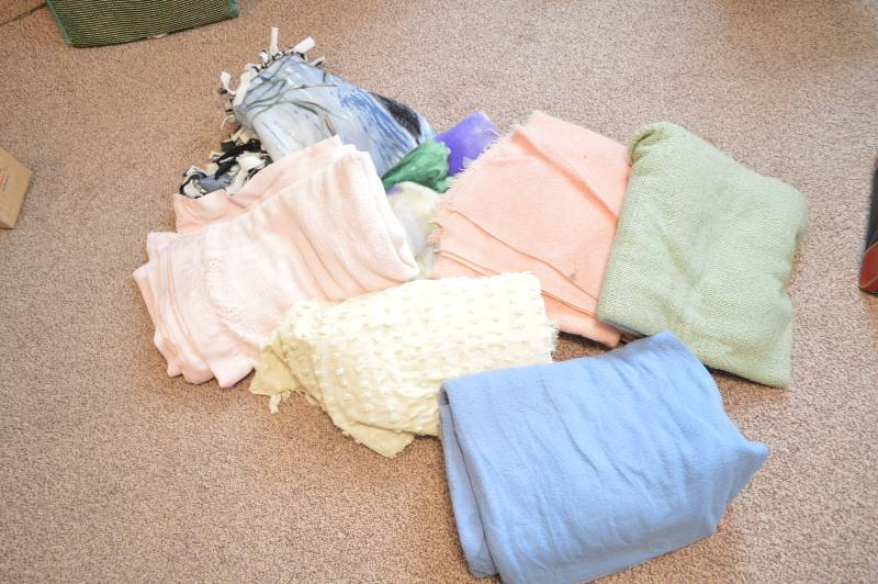 lot 1574 image: Lot of assorted blankets