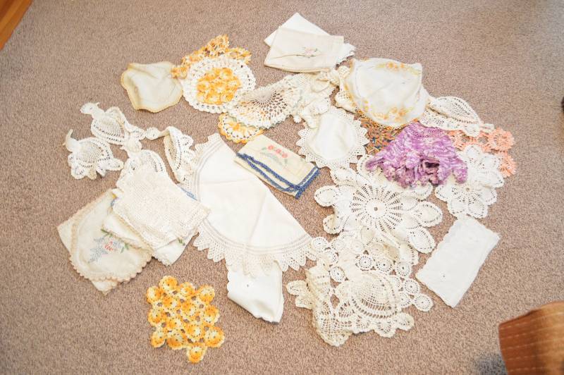 lot 1575 image: Collection of assorted doilies