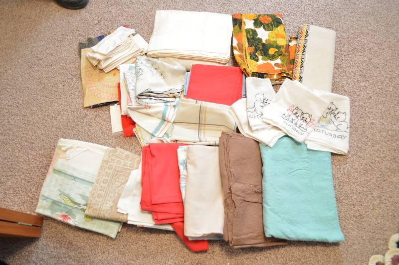 lot 1576 image: Lot of assorted linens