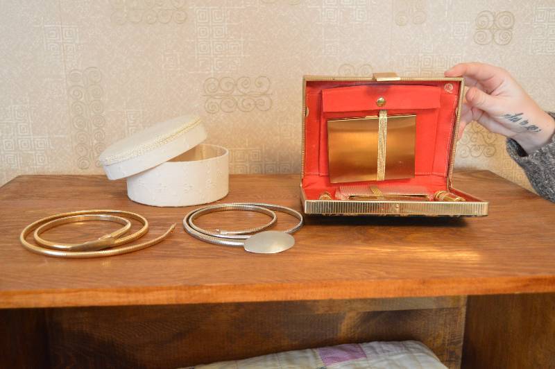 lot 1582 image: Jewelry-- Vanity set & more