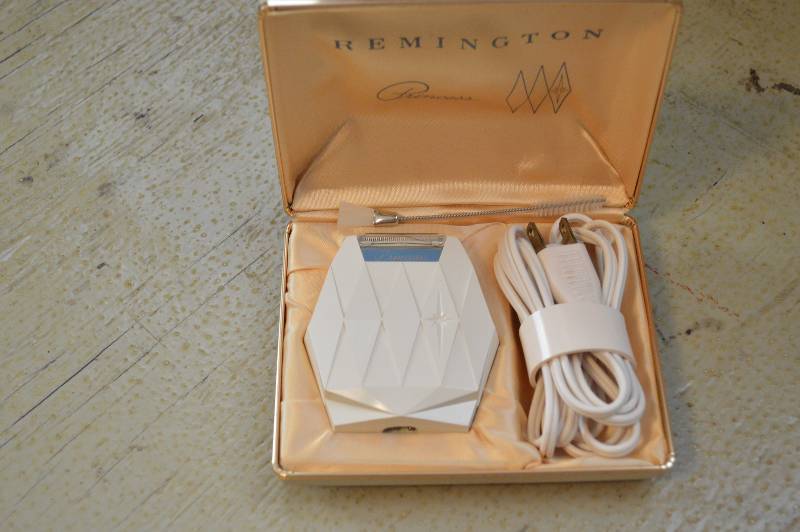 lot 1589 image: Remington Princess razor in case