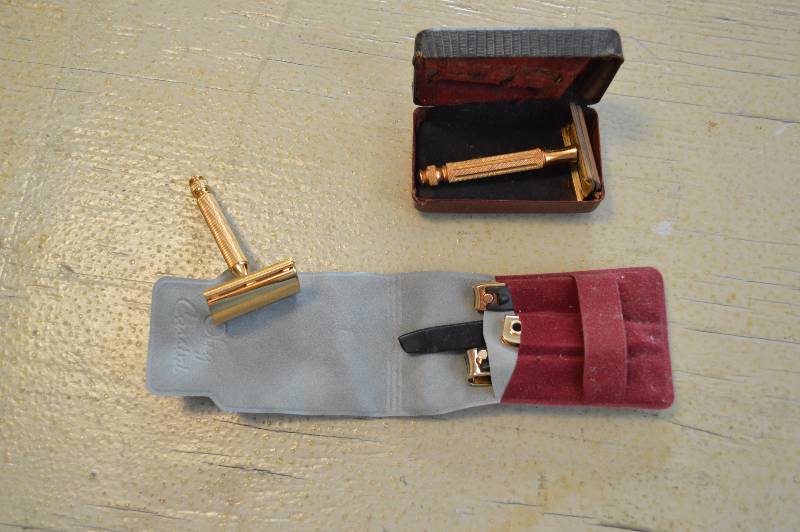 lot 1591 image: Vintage razors