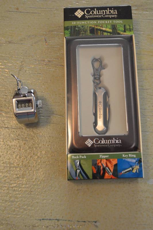 lot 1596 image: Columbia knife NIB & Counter
