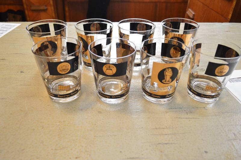 lot 1630 image: 8 Savings corner collectors cocktail glasses