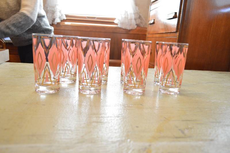 lot 1631 image: 8 decor glasses set