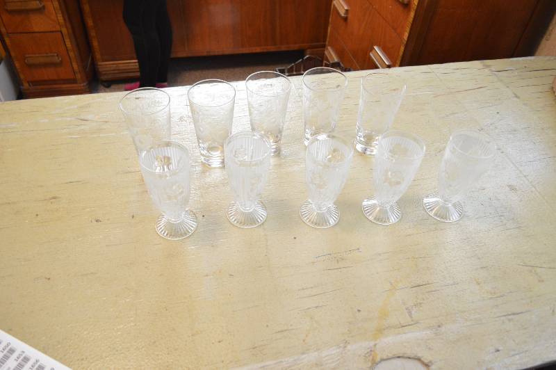 lot 1633 image: 10 Glasses (2 groups of 5) - 1 group is etched
