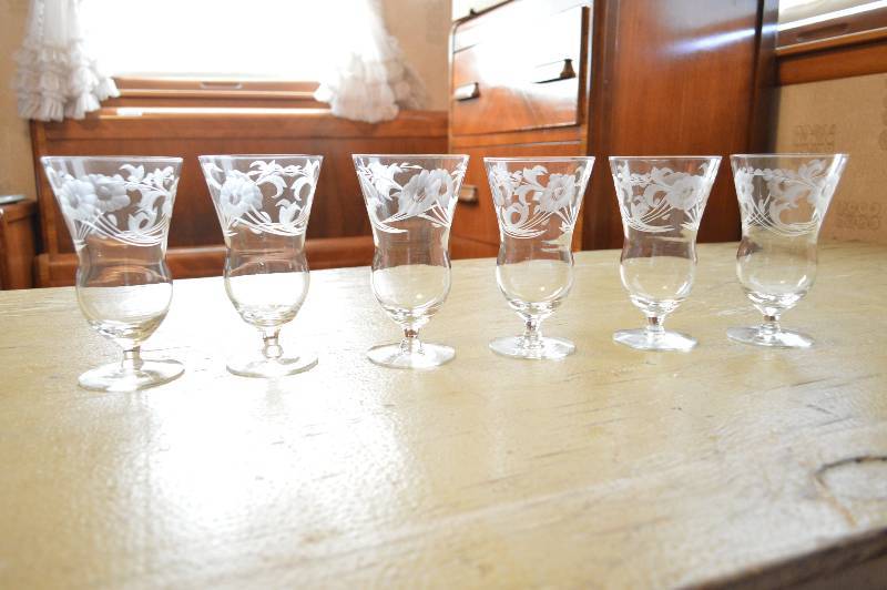 lot 1636 image: 6 etched glasses